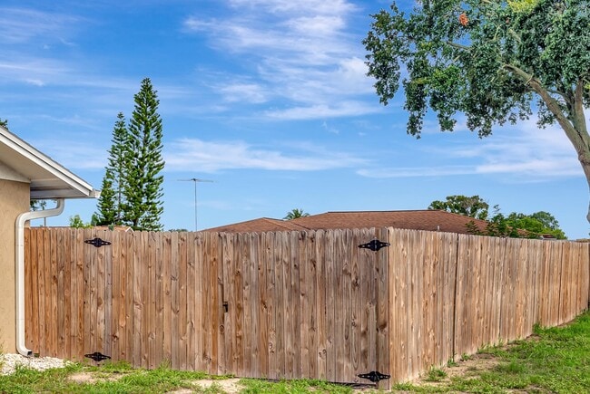 Building Photo - 7611 Spirea Dr