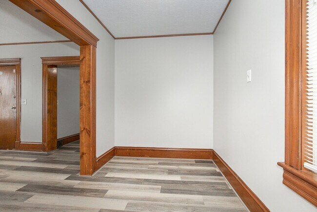 Building Photo - 3 Bedroom/1 bath Single House!!