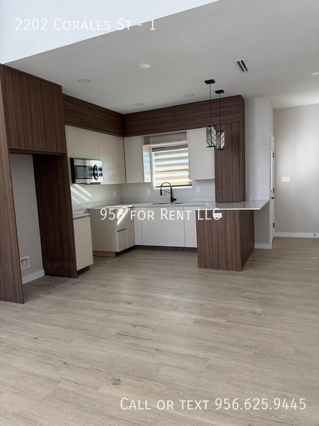 Building Photo - 2202 Corales St