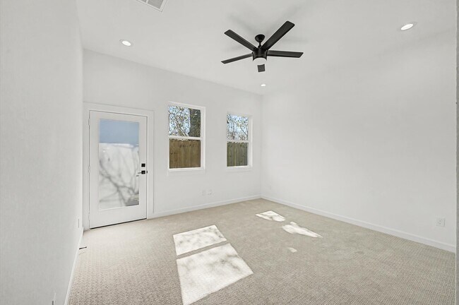 Building Photo - 5034 Pershing St