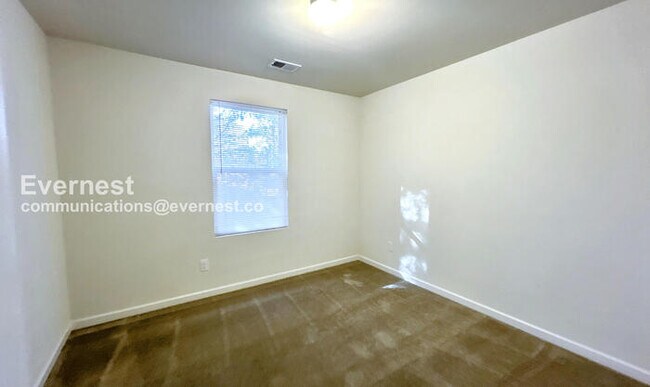 Building Photo - 3 Bed/3 Bath Home with Garage / Pet-Friendly / Available Now!