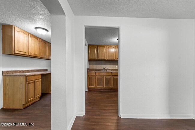 Building Photo - 1424 W 9th St