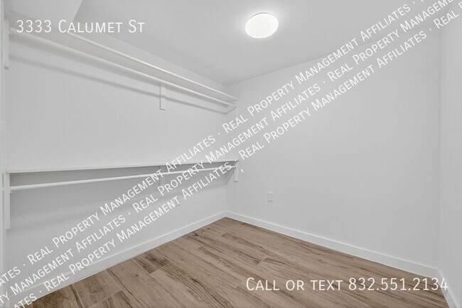 Building Photo - 3333 Calumet St