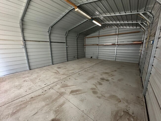 Building Photo - One bedroom, One bathroom front/back duplex. Pet Friendly! Located in Scottsbluff!