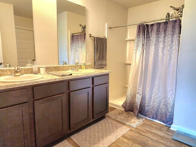 Building Photo - ALMOST NEW!! Exquisite 4 Bedroom, 2 Bath R...