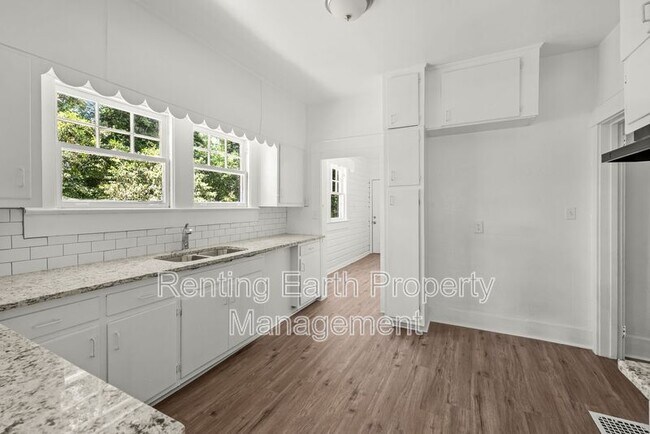 Building Photo - 1526 42nd St Ensley