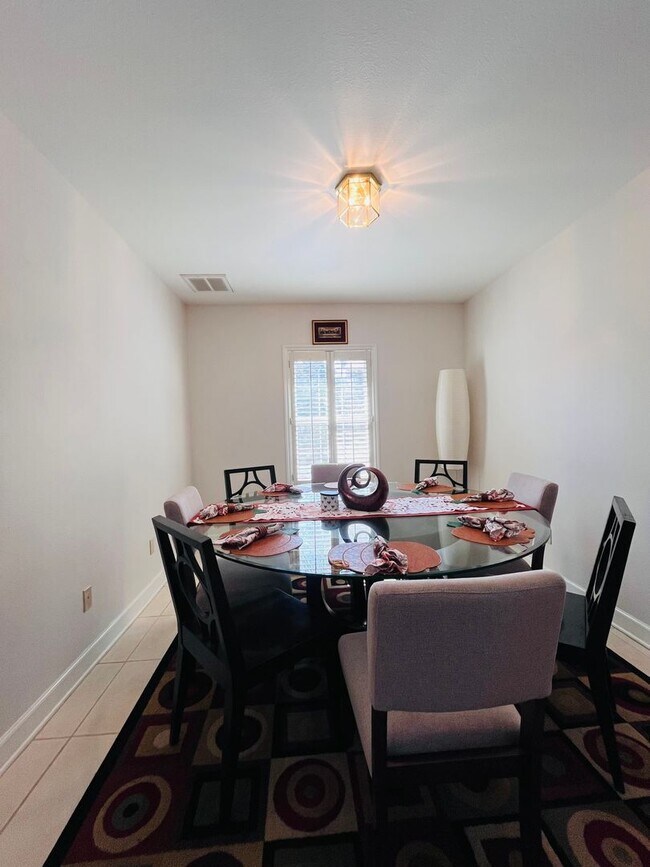 Building Photo - Fabulous 3 Bed/2 Bath with 2 car garage home