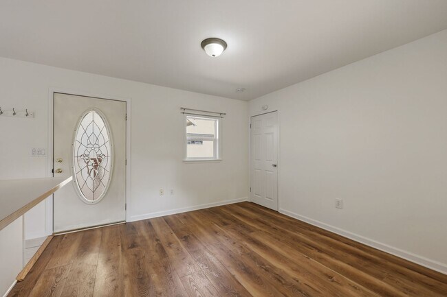 Building Photo - Fantastic location, move in ready! 1 bed, one bath, HUGE kitchen!