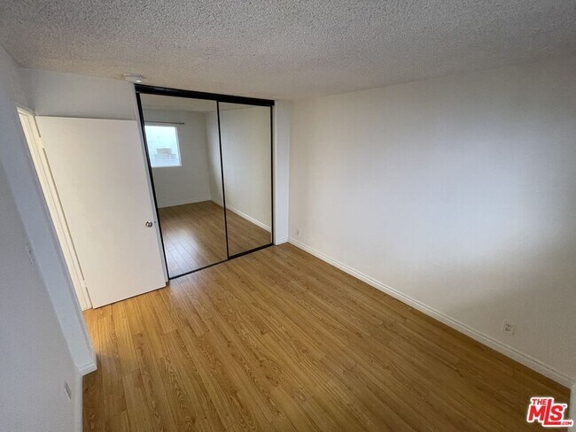 Building Photo - 1252 Barry Ave