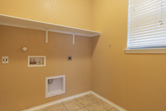 Building Photo - Gorgeous two story house