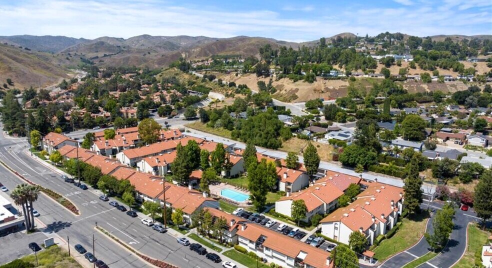 Building Photo - 5538 Las Virgenes Rd