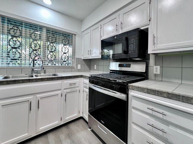 Building Photo - $1995 Gettysburg & Blackstone, 2 Bedroom Condo - Rialto Ave, Fresno / Newly Renovated