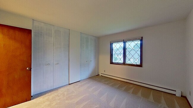 Building Photo - Lower 1 Bedroom 1 Bathroom Apartment is Available