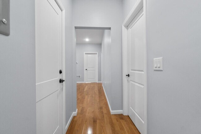 Building Photo - 170 W 10th St