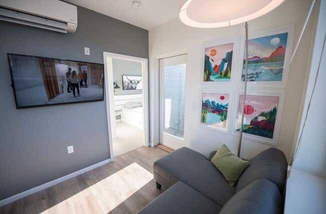 Building Photo - 1BR/1BA Furnished Condo Available Now!!! Great Portland Location!!!