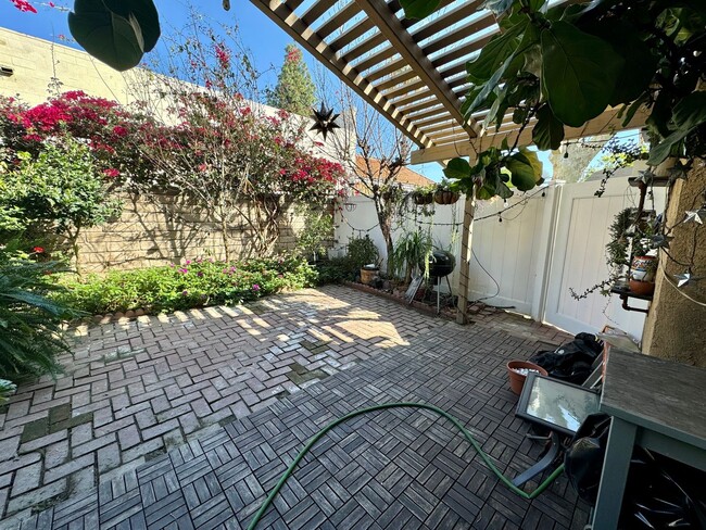 Building Photo - Beautifully Remodeled Home with Private Patio in Ontario