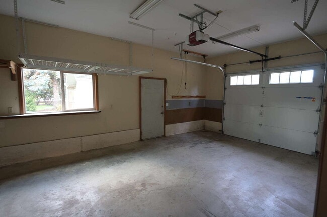 Building Photo - Single level, 3+ bed 3 bath, 2,932 sf home on 1.23 acres in Sequim