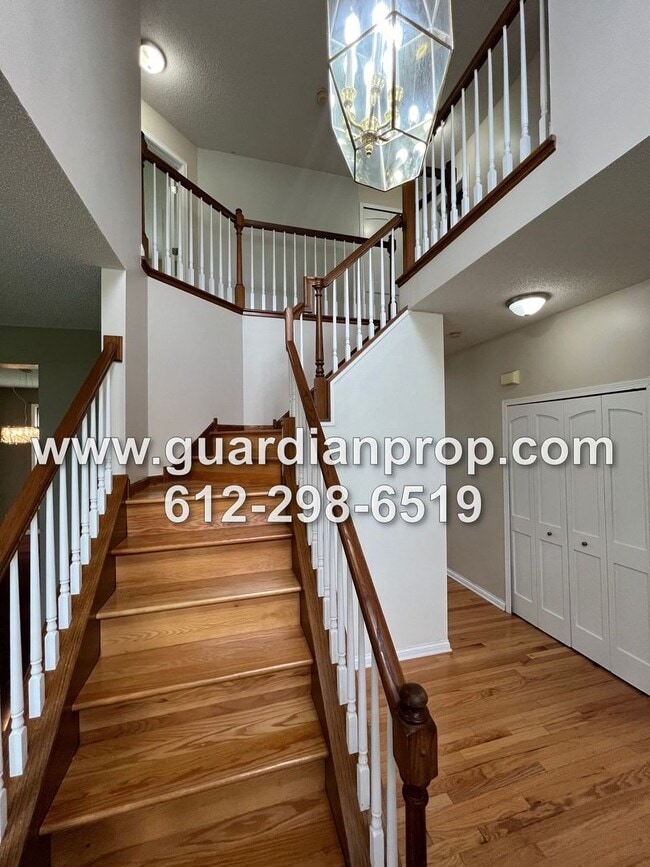 Building Photo - Woodbury House Available July 1, Gleaming Hardwood Floors, Fireplace, Lower Family Room, Fenced Yard