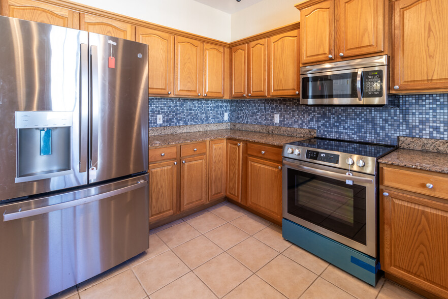 updated kitchen new appliances - 3409 10th Ln W