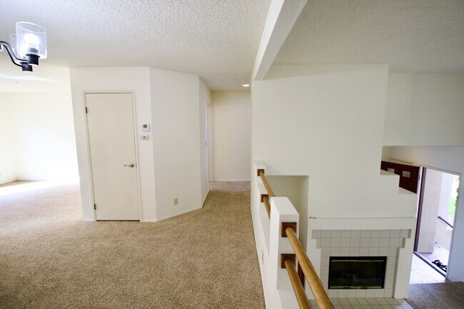 Building Photo - 129 E Court Ln