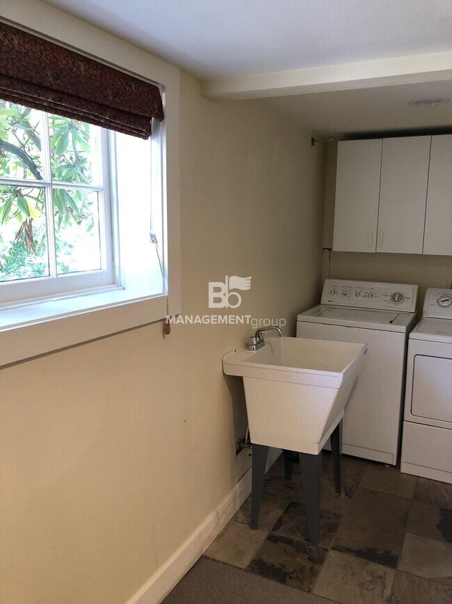 Building Photo - 2741 SW Old Orchard Rd