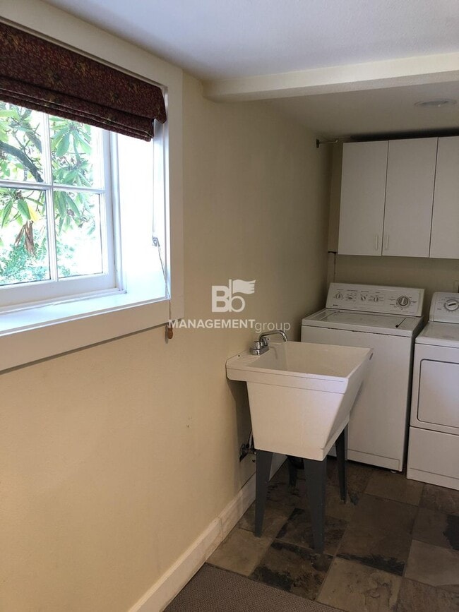 Building Photo - Portland Heights- Beautiful Home loaded with Character & Charm-Updated Kitchen- Spacious Yard