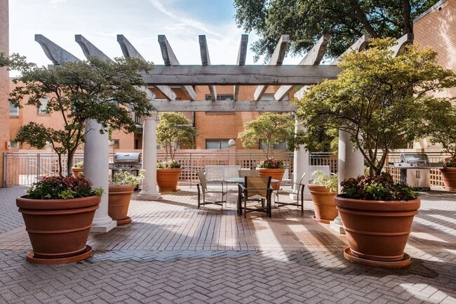 Building Photo - Gorgeous 9th Floor 1/1.5 Condo For Rent!