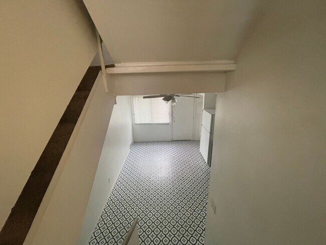 Building Photo - 3 Bedroom Condo