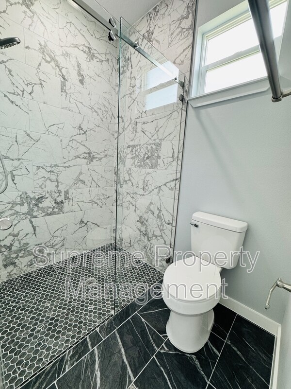 Building Photo - 6073 Vermont Ave