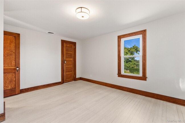 Building Photo - 335 Herricks Ln