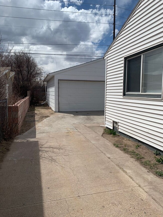 Building Photo - Great 3 Bedroom Home