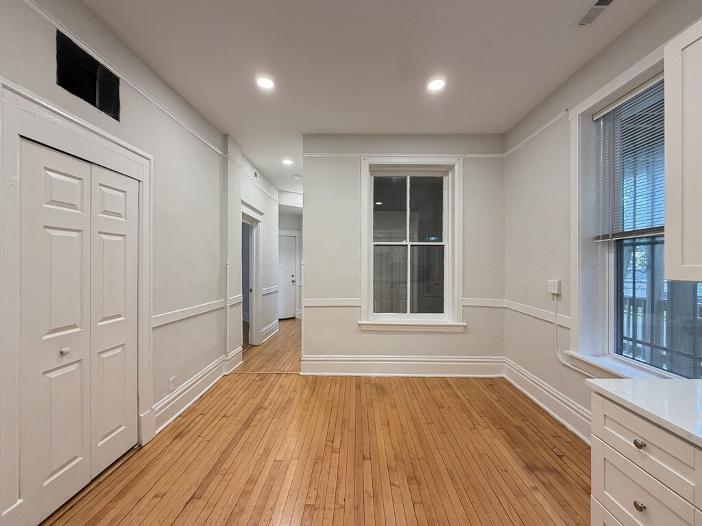 Building Photo - 1009 N Sacramento Ave