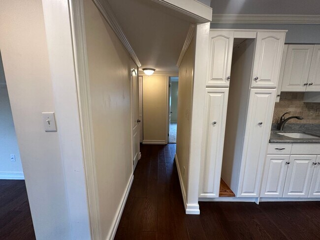 Building Photo - Beautiful 2-bedroom, 2-bath Condo just one block to the beach