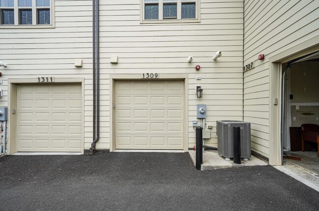 Building Photo - 1309 S Quinn St