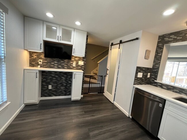 Building Photo - Beautiful 2BR 2BA 3 level townhome located in the Bowling Brook Farms Community