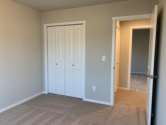 Building Photo - Beautiful 4 Bedroom 2.5 Bath Home Located In A Beautiful Master Planned Community in Camas! Top R...