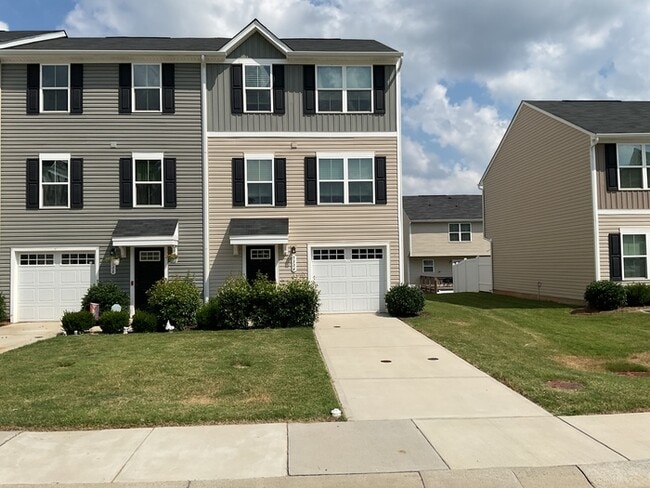 Primary Photo - 3 bed, 2.5 bath end unit townhome!