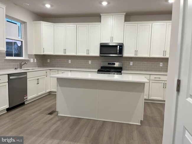 Building Photo - 507 Titanium St