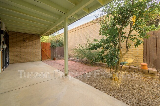 Building Photo - 510 W Cll Lago