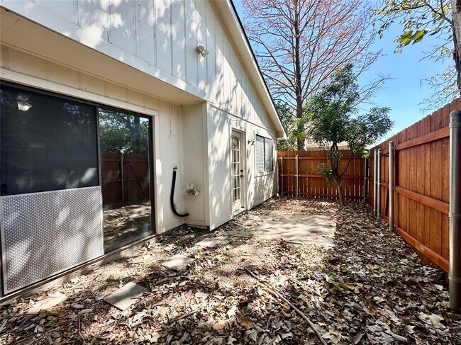 Building Photo - 1003 Markham Ln