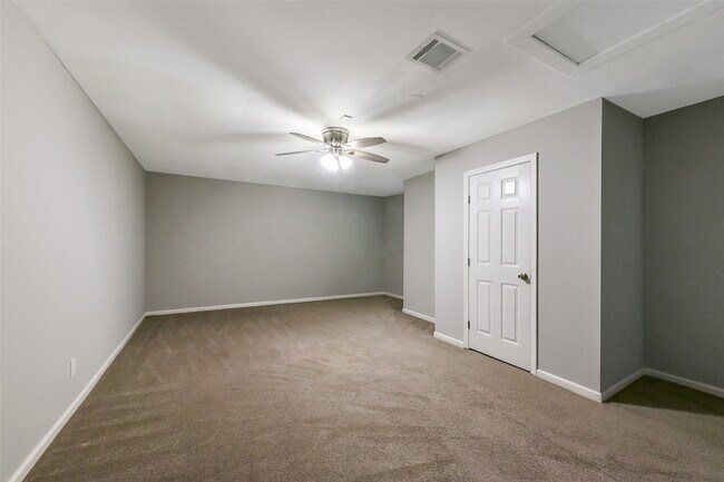 Building Photo - 10015 Valley Lake Dr