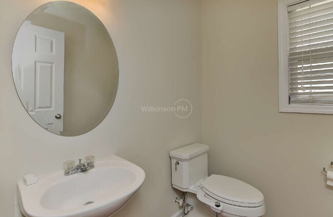Building Photo - Luxurious 5 Bedroom 3.5 Bathroom for Rent ...