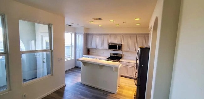 Building Photo - Townhome in the Peninsula's Most Walkable ...