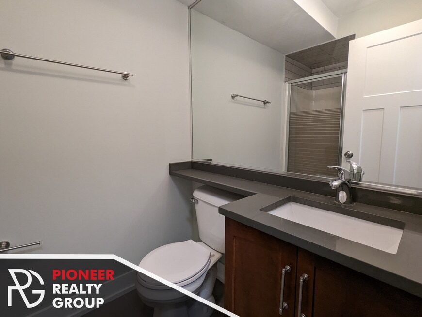 Building Photo - 454 W Barry Ave