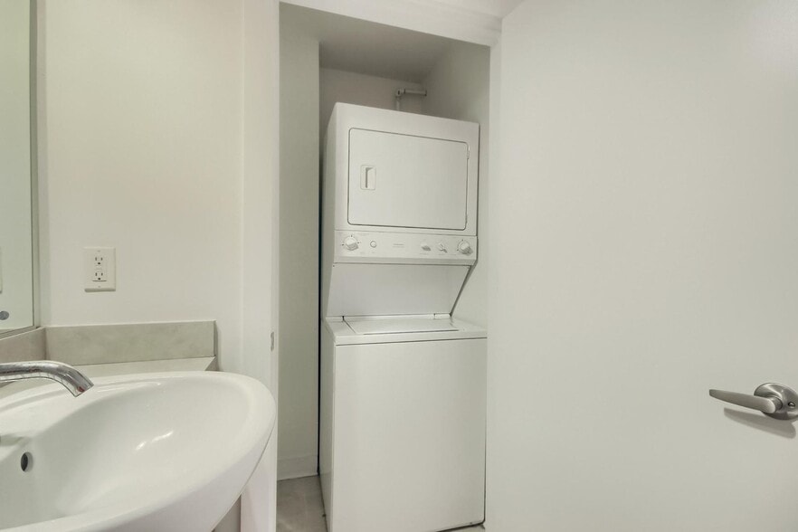 Building Photo - 525 E 6th St