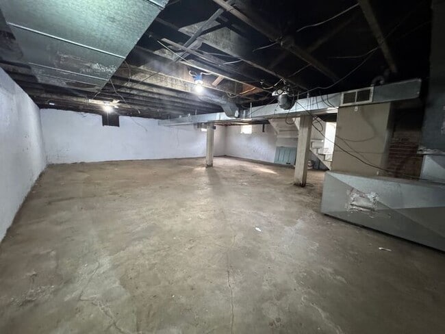 Building Photo - 2 Bedroom Must See!