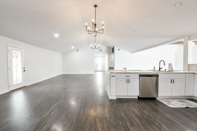 Building Photo - 6002 Greenmont Dr