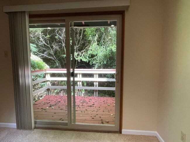 Building Photo - 4 bed, 3 bath split-level home in a private, forested setting (Bayside)