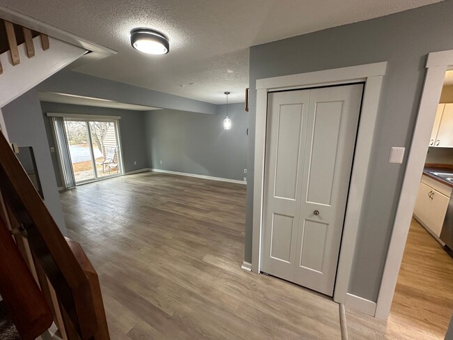 Building Photo - Large Two Story 2BD/1.5BA Townhome