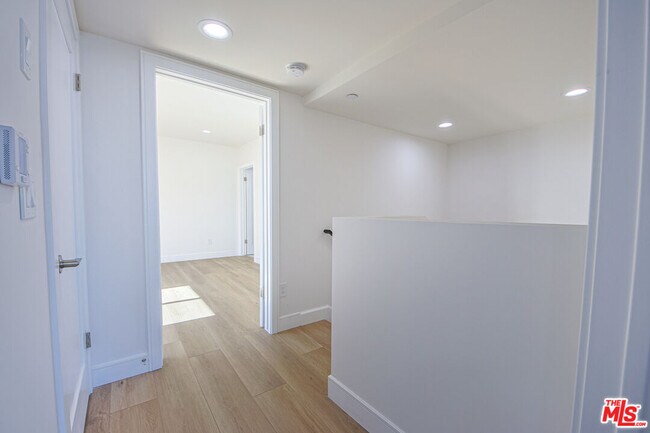Building Photo - 10803 Kling St